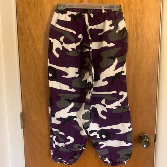 Romwe brand purple camo pants with elastic at the ankles. Great condition - Picture 2 of 3